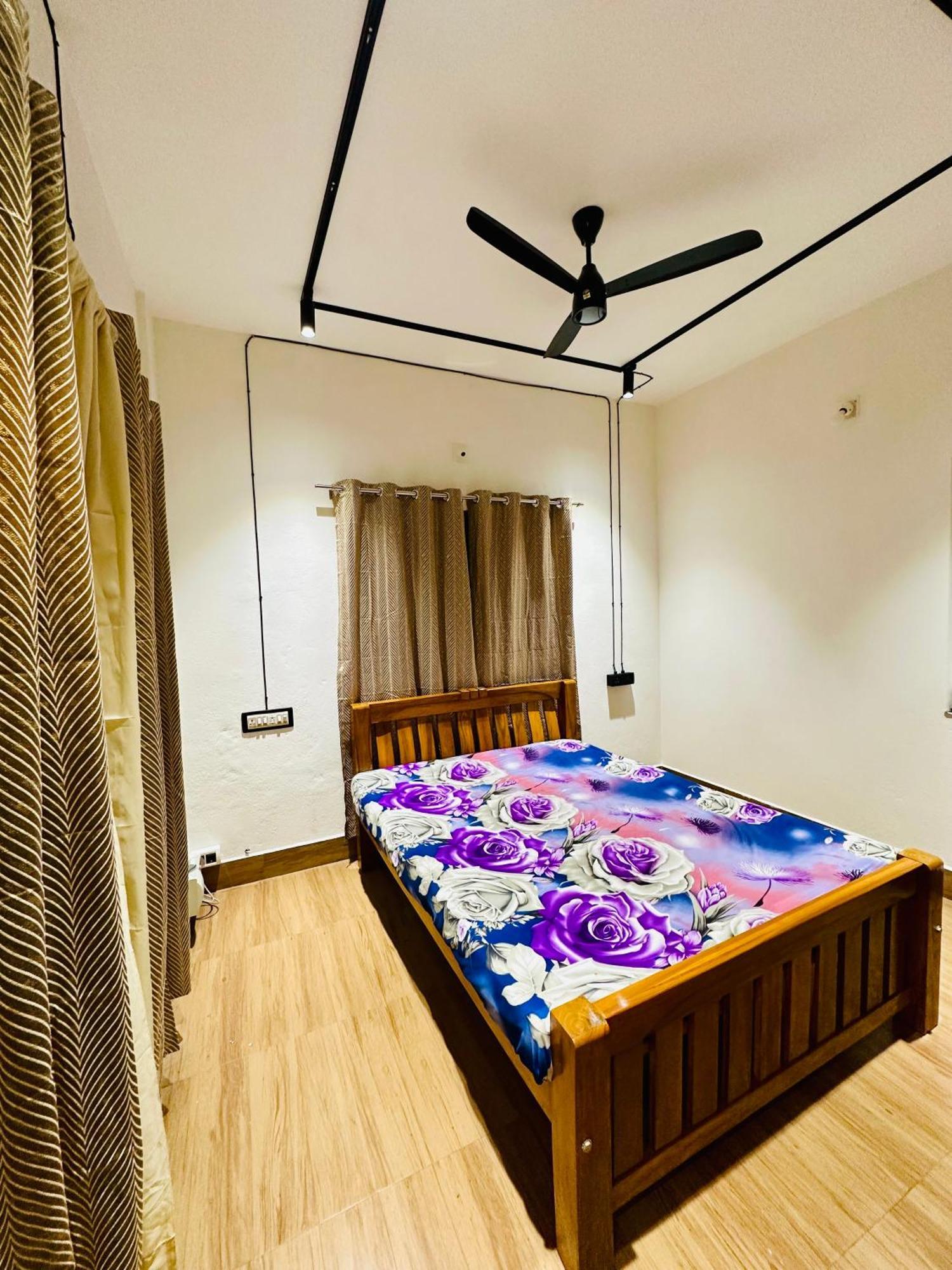 Neat Ac Room Near Someshwar Beach มังคาลอร์ ภายนอก รูปภาพ