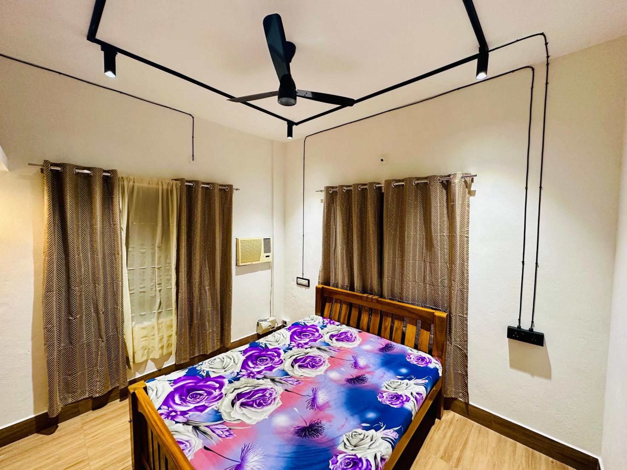 Neat Ac Room Near Someshwar Beach มังคาลอร์ ภายนอก รูปภาพ